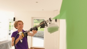 Spray guns for painting ceilings and walls
