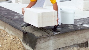 Roofing material for the foundation: which one to choose and how to lay it?