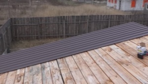 How to properly lay the corrugated board on a pitched roof?