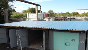 Hoe maak je een dak van een geprofileerde plaat in een garage?
