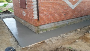 Come realizzare un'area cieca in cemento?