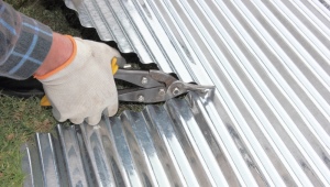 Shears for cutting corrugated sheets