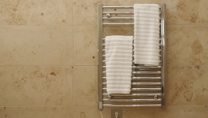 Een laddervormig verwarmd handdoekenrek kiezen