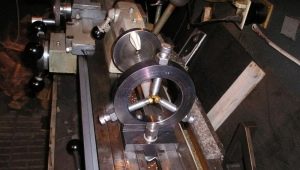 Features of a steady rest for a lathe and its installation