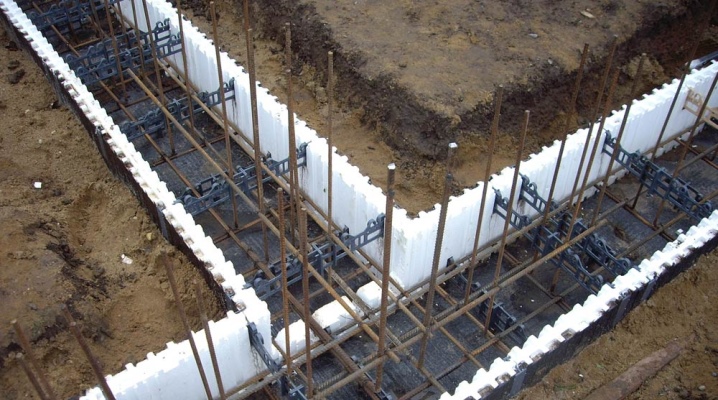 Fixed formwork made of expanded polystyrene for the foundation