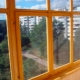 Vetratura di balconi con infissi in legno