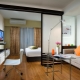 Svetainės-miegamojo kambario dizainas, kurio plotas 20 kv. m