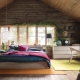 Camera da letto in una casa di legno