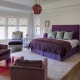 Harmaan violetin sävyinen makuuhuone