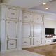 Hvide møbelvægge i stuen