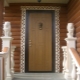 Características de las puertas de entrada de madera aisladas.