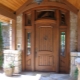 Puertas de entrada de madera para una casa particular.