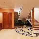 Interesantes opciones de diseño para una sala con escalera en una casa privada.