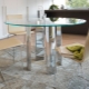 圆形玻璃桌 — 房间内部的现代家具