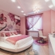 Růžová tapeta v interiéru