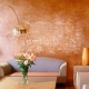 Pintura decorativa para paredes con efecto arena: opciones interesantes en el interior.