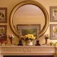 Los espejos en el interior son una decoración elegante para cualquier habitación.