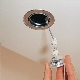 Comment dévisser en toute sécurité une ampoule d'un faux plafond ?