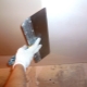 Hvordan justerer man loftet med egne hænder?
