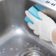 How to clean ceramic and stainless steel sinks?