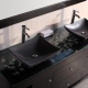 Zwarte wastafel in het ontwerp van een modern appartement