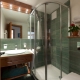 Cabina doccia nel design degli interni di un piccolo bagno