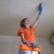 Hoe de whitewash van het plafond af te wassen: methoden en middelen