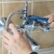 Processo di installazione del rubinetto del bagno