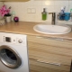 Waschbecken mit einer Arbeitsplatte für eine Waschmaschine: Wie soll man wählen?