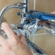 Oprava koupelnové baterie: rozbití spínače sprchy