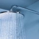 Sottigliezze per pulire il soffione della doccia dal calcare
