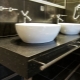 Scegliere un ripiano del bagno in pietra artificiale con lavabo