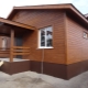 Nachahmung von Holz: Eigenschaften von Materialien für die Außendekoration des Hauses