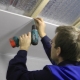 Comment faire un plafond dans une salle de bain à partir de panneaux PVC ?