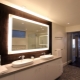 卫生间如何选择带灯的镜子？