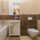 Kauniit suunnitteluvaihtoehdot pieneen yhdistettyyn kylpyhuoneeseen, jossa on pesukone