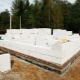 Los cimientos de una casa hecha de bloques de espuma: ¿cuál elegir y cómo colocarlo?