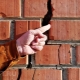 Hoe repareer je een scheur in de muur van een bakstenen huis op de juiste manier?