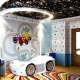 伸展天花板在儿童房内部的星空