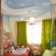 Opciones de diseño para un techo de cartón yeso en una habitación infantil.