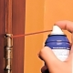 Cum și cum să lubrifiați balamalele ușii, astfel încât să nu scârțâie?