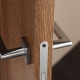 Le dispositif et les caractéristiques de l'installation de serrures magnétiques pour portes intérieures
