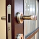 Cerraduras para puertas interiores: características de selección y funcionamiento.