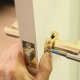 How to disassemble the door handle of an interior door?