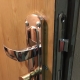 Kenmerken van de reparatie van deurkrukken van metalen deuren