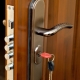 Cerradura de puerta embutida: características de selección e instalación.