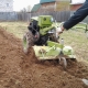 Regler for pløjning af jorden med en bagkørende traktor