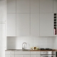 White apron for the kitchen: advantages, disadvantages and design options