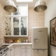 Idee di design per una piccola cucina con frigorifero a Krusciov