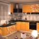 Orangefarbene Küchen im Innenraum